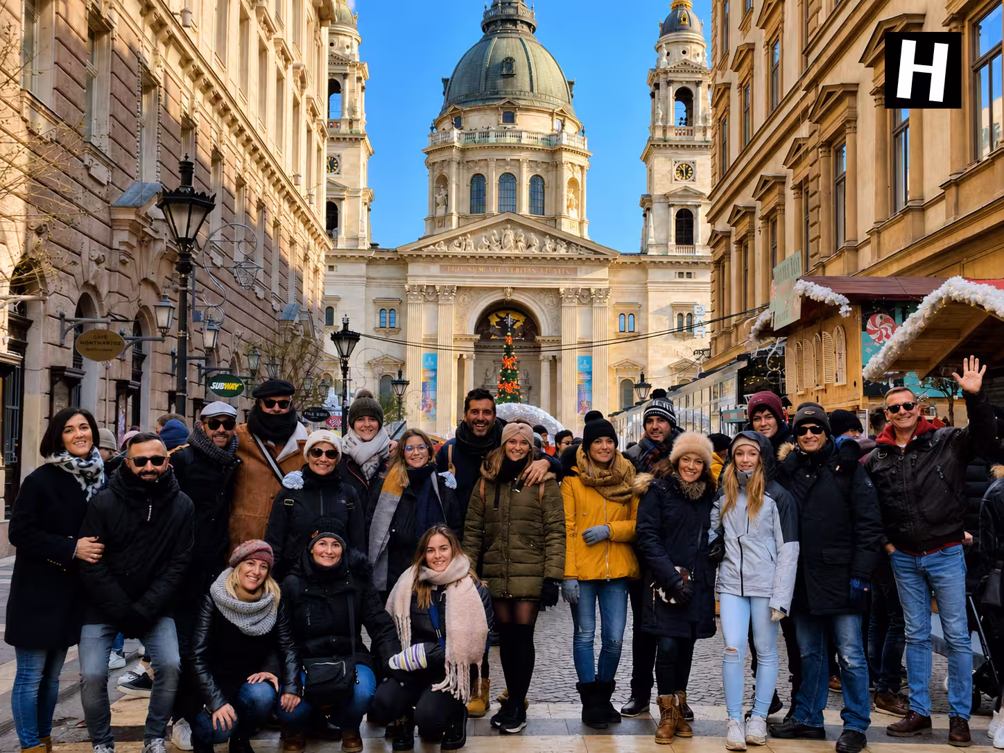 Viajeros del free tour Budapest caminando por el centro