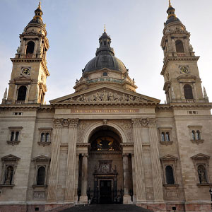 Imagen de la Basílica de Budapest o Basílica de San Esteban en Budapest Hungría que es uno de los sitios visitados en este free tour Budapest en español que puedes tú reservar esta actividad en Budapest desde https://holabudapest.com/