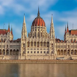 Foto del Parlamento de Hungría también conocido como parlamento de Budapest que es uno de los sitios visitados en este free tour Budapest en español que puedes tú reservar en https://holabudapest.com/