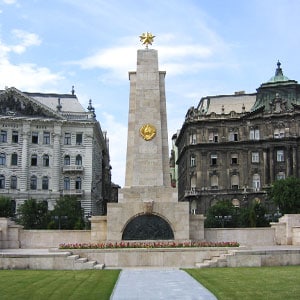 imagen de la plaza de la libertad en Budapest Hungría o plaza Szabadság de Budapest que es uno de los sitios visitados en este free tour Budapest en español que puedes tú reservar en https://holabudapest.com/